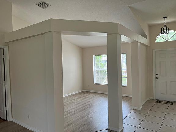 4th image of 981 SW Versailles Ave
