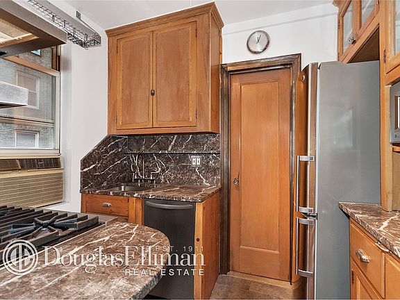 3rd image of 321 E 43rd St APT 402