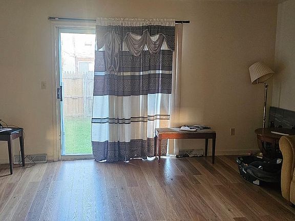 5th image of 119 Holmes St