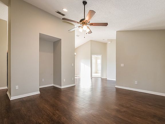3rd image of 70 Pine Arbor Dr