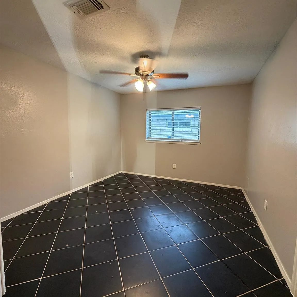 4 bed, 2.0 bath, 1413 sqft, $2,000 — Photo 3
