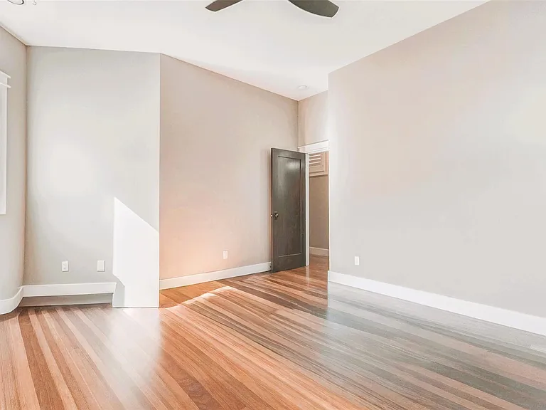 2219 Columbia St — Photo 40