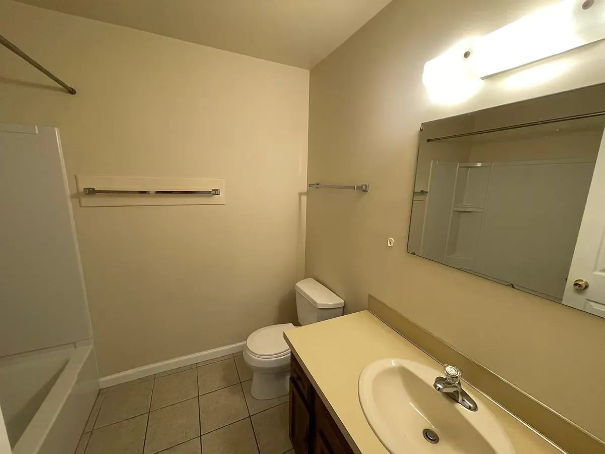 Building Photo - 420 S Oak St #D
