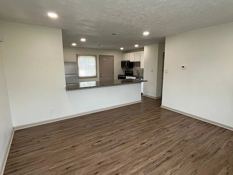 2083 Penrose Dr — Photo 2