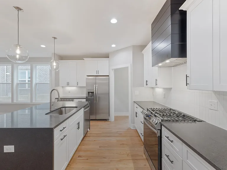 1810B Delta Ave — Photo 9