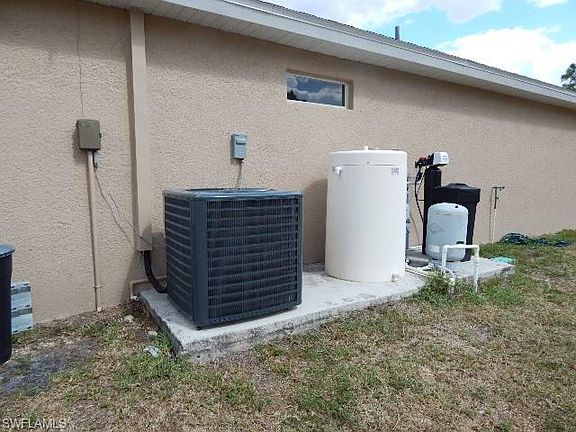3rd image of 2330 NE 36th St