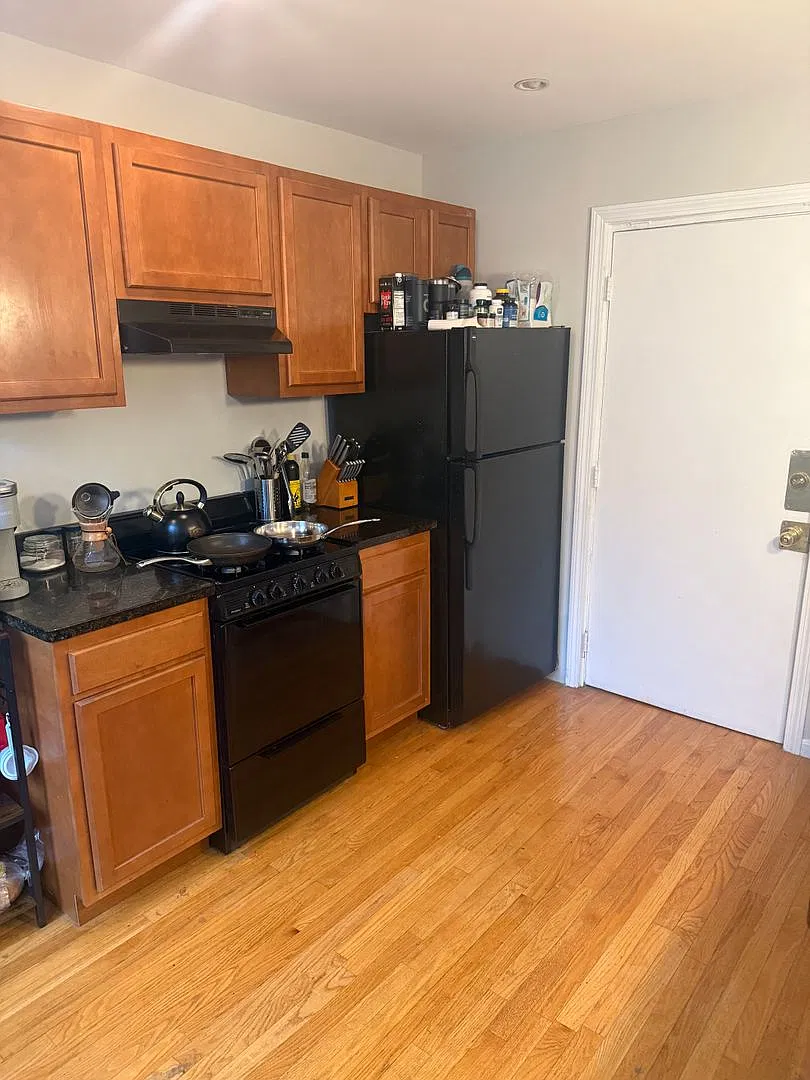 Charming North End 2-Bedroom w/ Laundry in Building - No Fee! — Photo 4