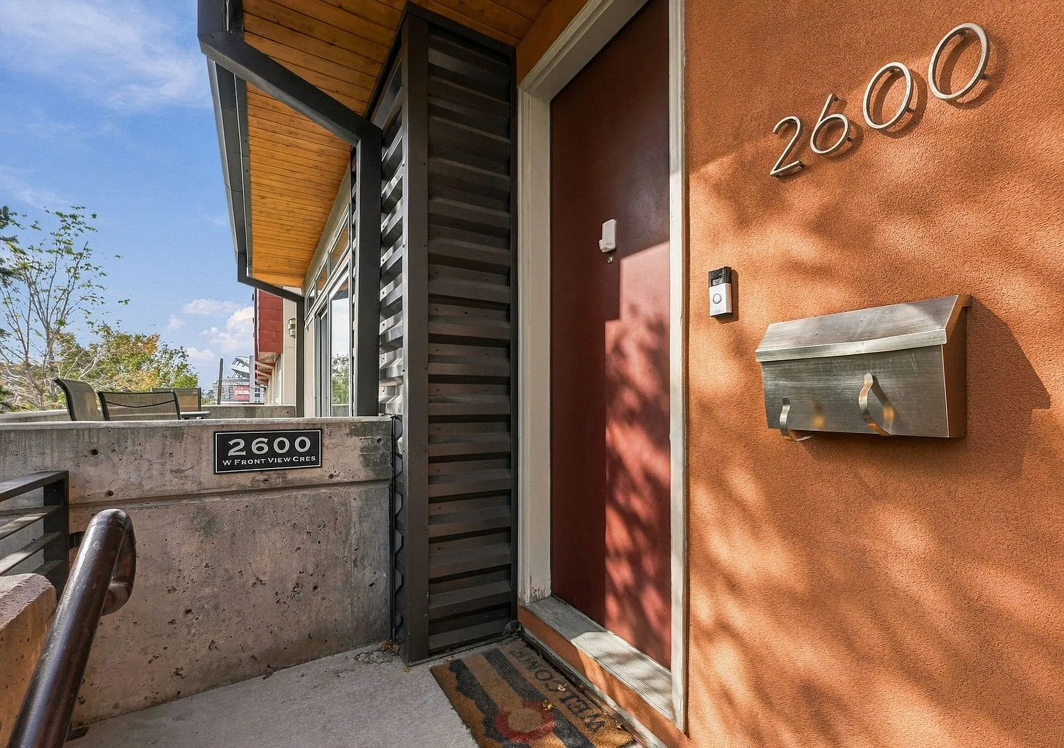 Great location with 3 sides of windows and HUGE rooftop! — Photo 4