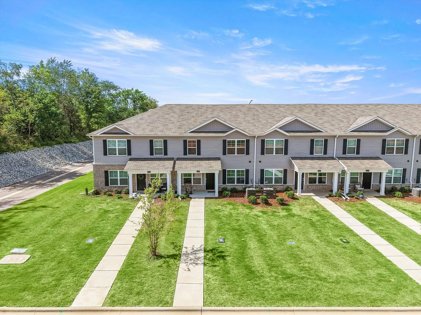 Fantastic Location Spacious 3 Bedroom Townhome with Rear-Entry Garage! — Photo 3