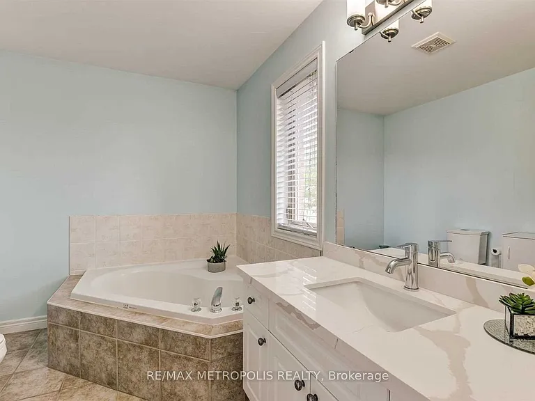 24 Viceroy Cres #MAIN — Photo 7
