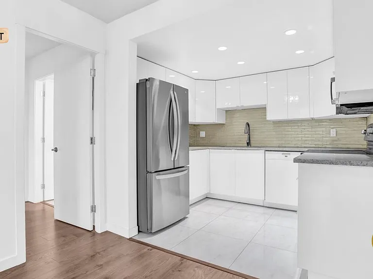 1212 Howe St #1802 — Photo 2