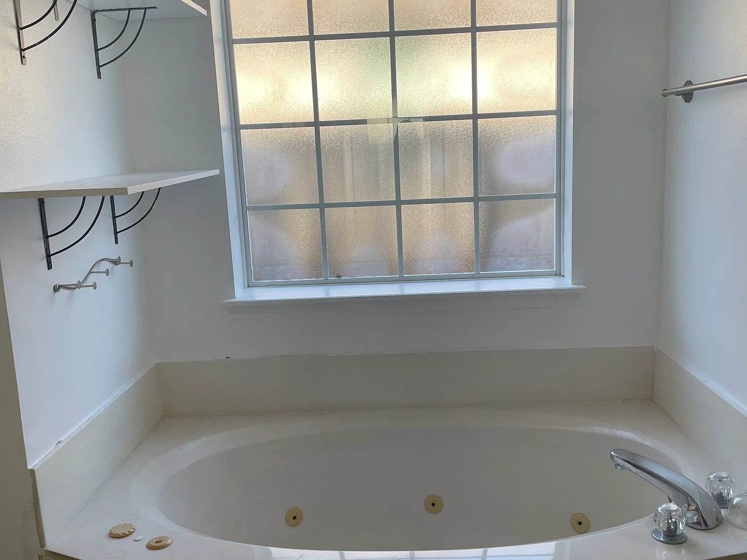 4 bed, 2185 sqft, $1,975 — Photo 1