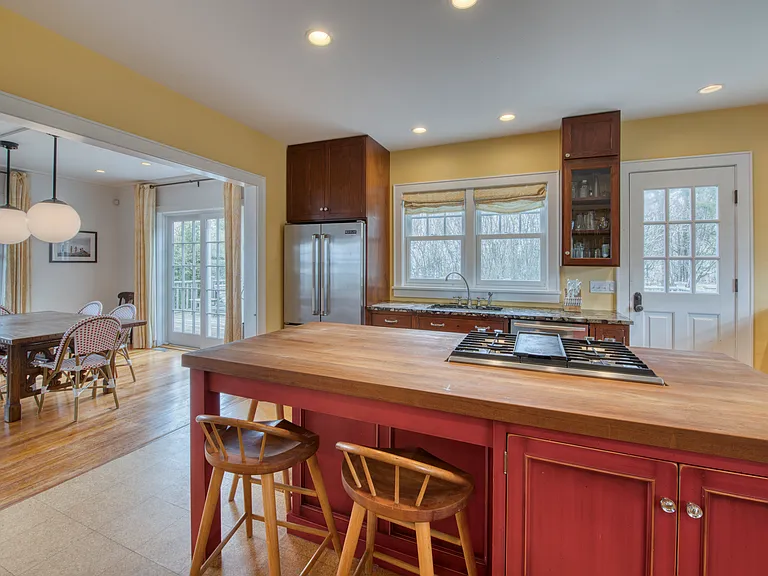 2100 Youngs Rd — Photo 6