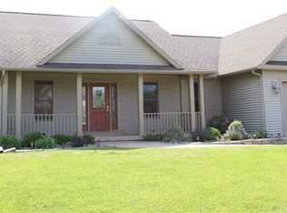 101 Clearview Dr, Pekin, IL 61554