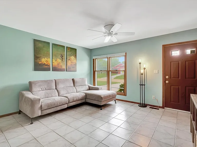 1703 E Fairlawn Dr — Photo 3