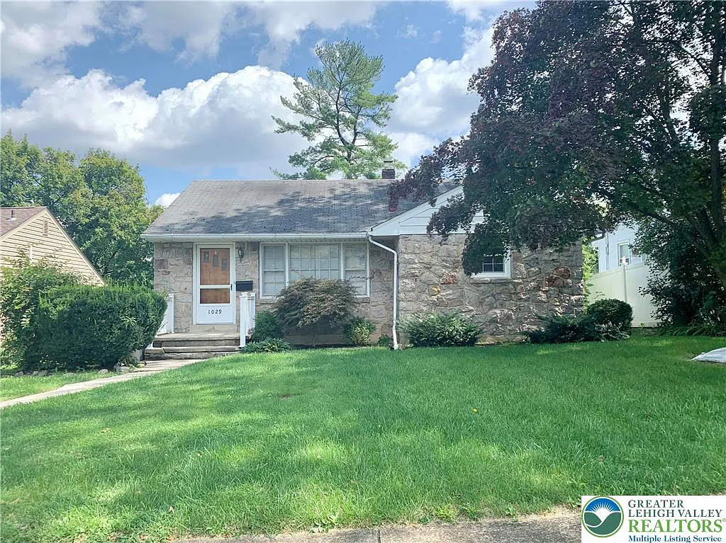 3 bed, 2.0 bath, 1470 sqft, $2,300 — Photo 1