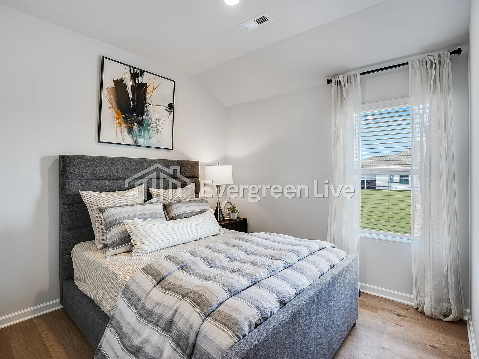 3 bed, 2.0 bath, 1373 sqft, $1,325 — Photo 2