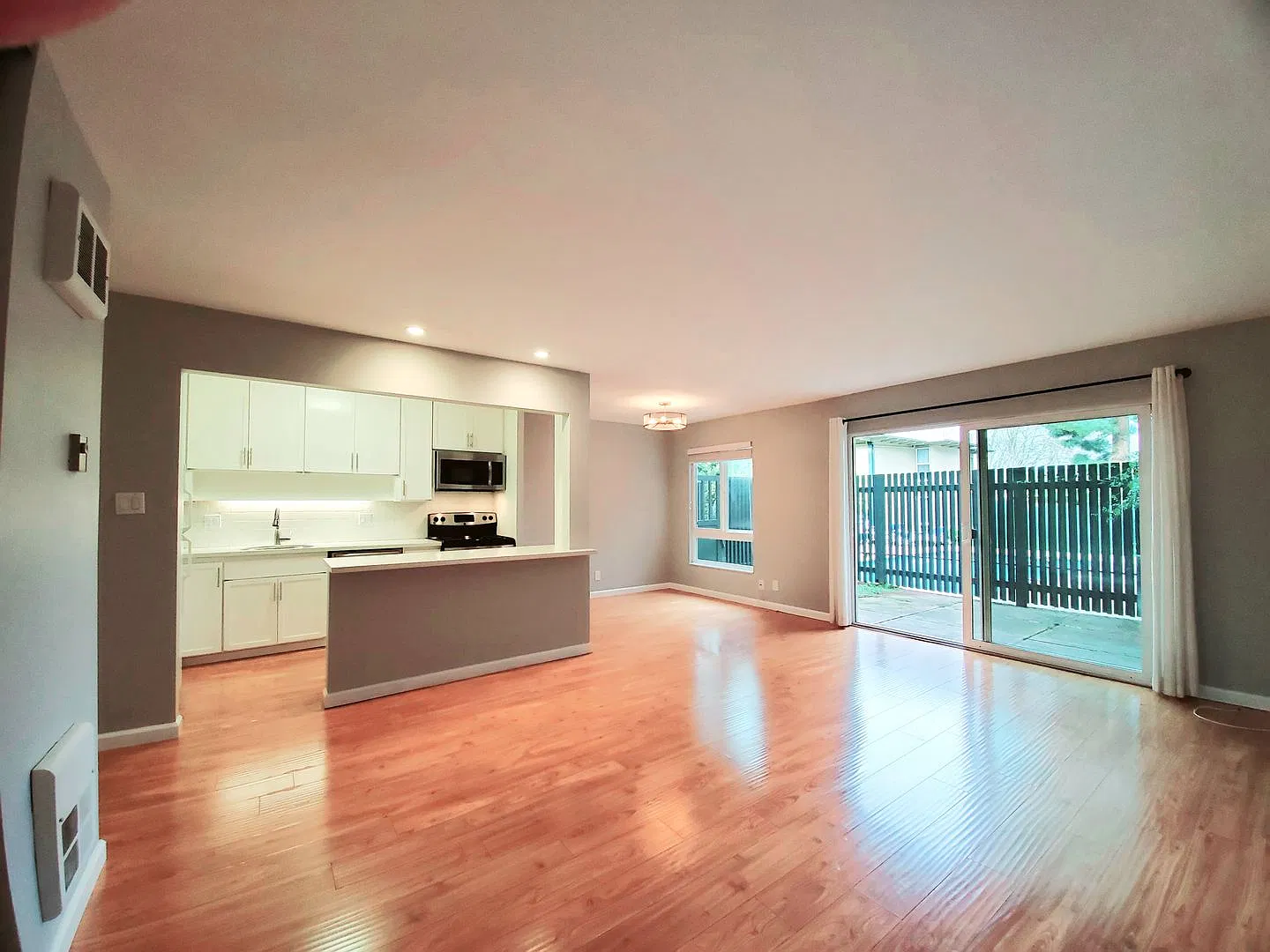 Beautiful woodlake unit with large patio — Photo 2