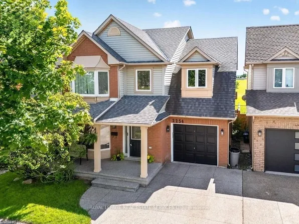 2254 Pathfinder Dr, Burlington, ON L7L 6L6