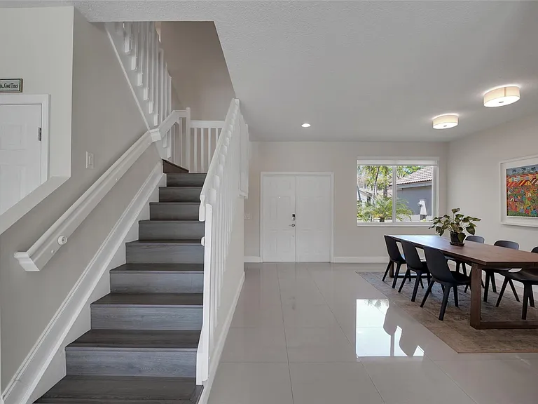 1070 Bluewood Ter — Photo 4