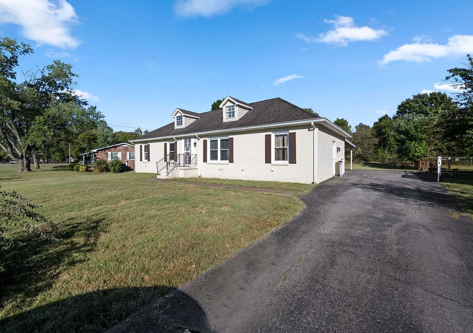 420 Ross Dr — Photo 2