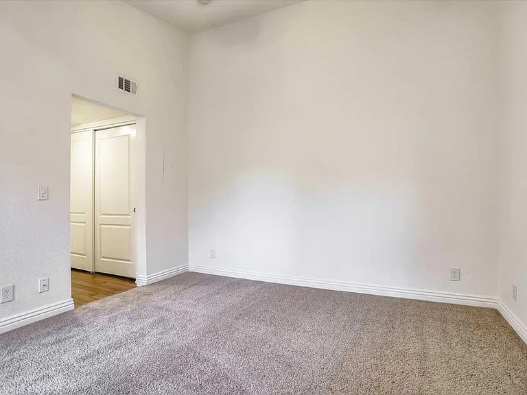 Solana Apartments — Photo 6