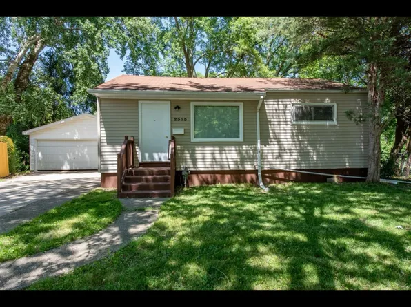 2325 Seminole Rd, Waukegan, IL 60087