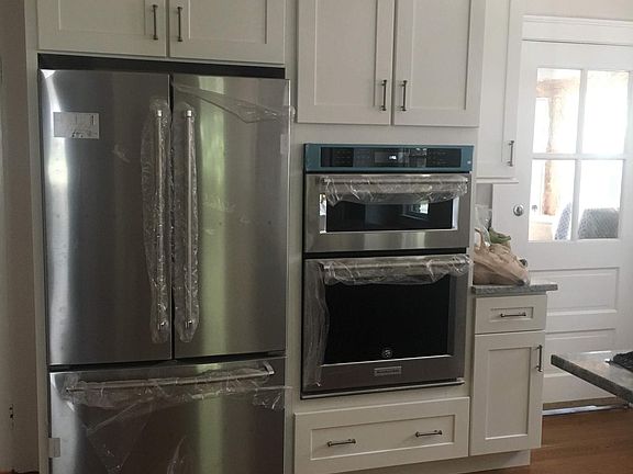 4th image of 122 Bassett Ave