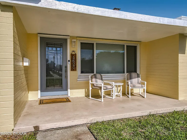 1621 N Oleander Ave — Photo 5