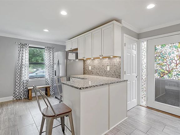 4th image of 1300 Fairmount Ct