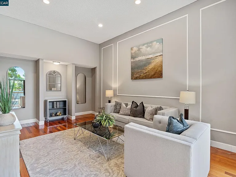 300 N Civic Dr #313 — Photo 2