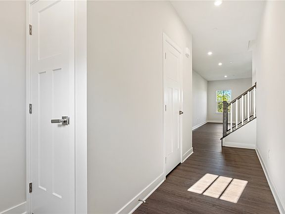2nd image of 3007 Curtis Cir