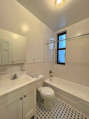 3rd image of 1631 2nd Ave #4NS