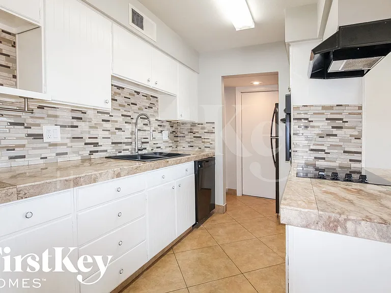 2324 E Paradise Dr — Photo 6
