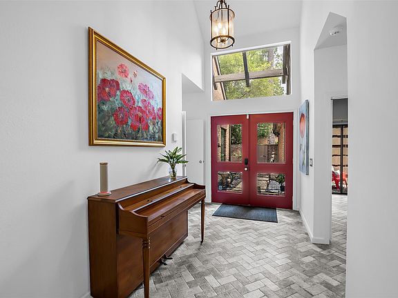3rd image of 208 Sugarberry Cir