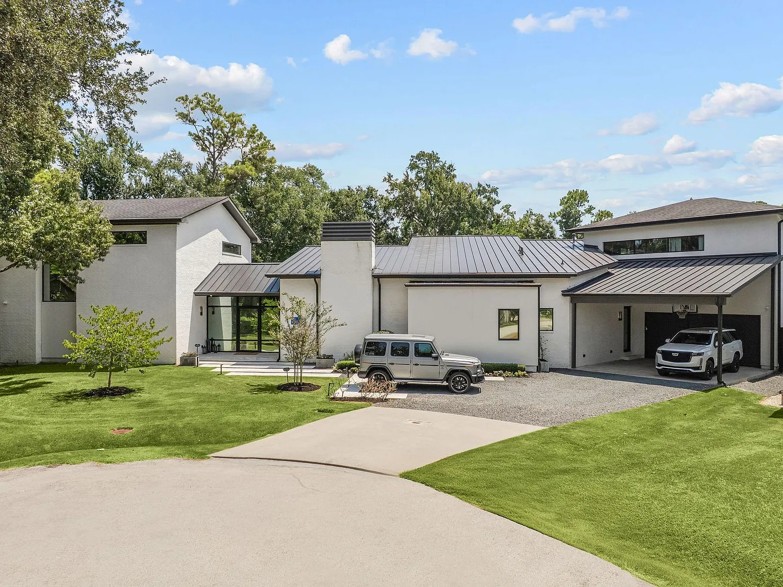 6 bed, 5.5 bath, 6788 sqft, $23,000 — Photo 2