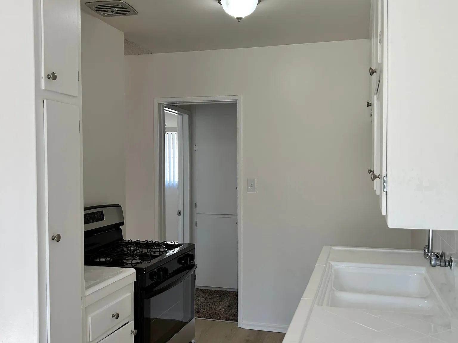 516 N Mar Vista Ave — Photo 2