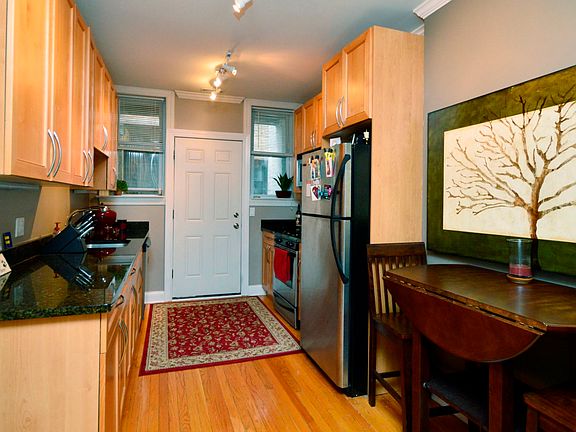 3rd image of 922 W Ainslie St APT 2S