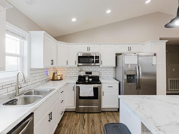 5th image of 721 W 15th St
