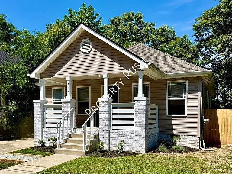 709 N Holly St — Photo 3