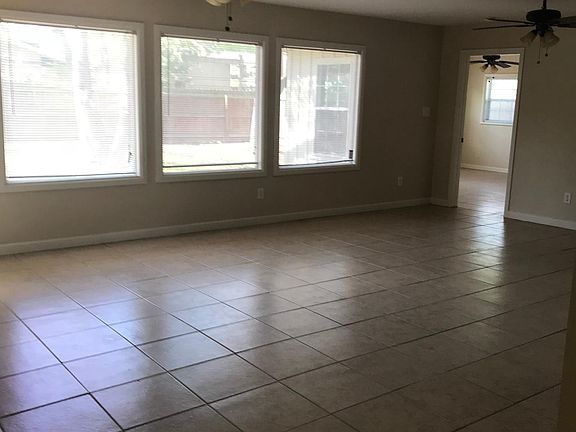 3rd image of 1814 N Parkwood Dr