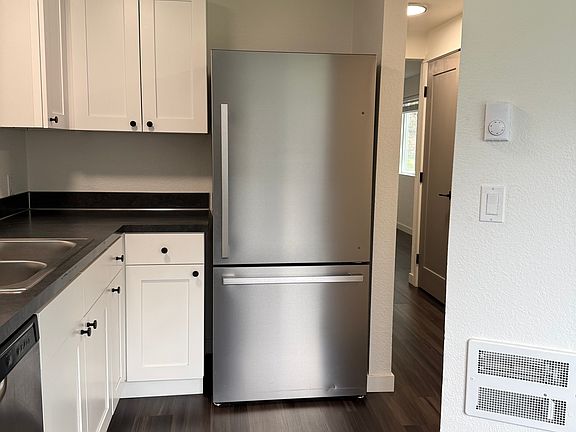 3rd image of 1002 Ash St #1032