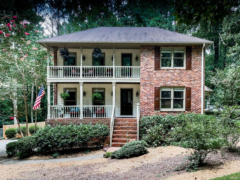 1st image of 390 Waverly Hall Cir