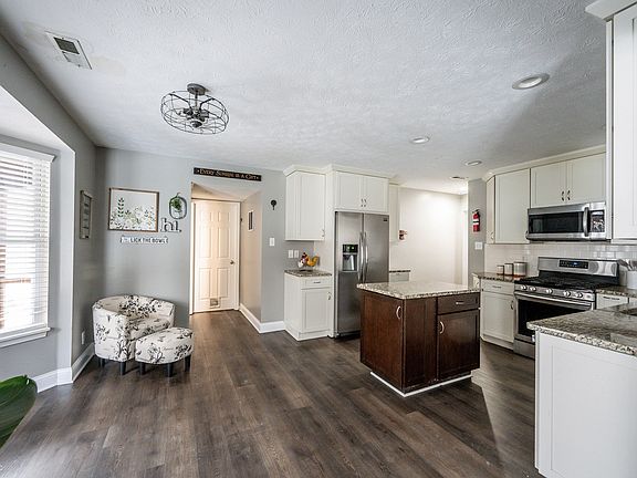 4th image of 13599 Sweet Briar Pkwy