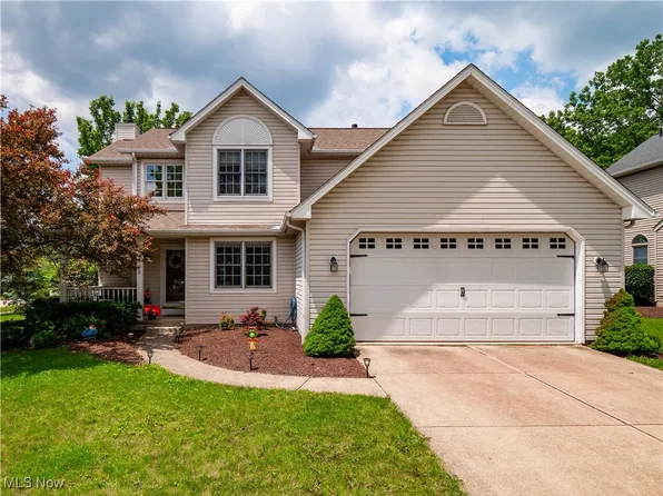 10408 Lake Meadows Dr, Strongsville, OH 44136