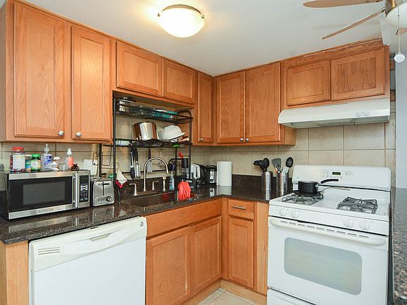 3rd image of 1923 W Superior St #2