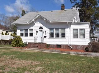 46 Peckham Ave, North Providence, RI 02908