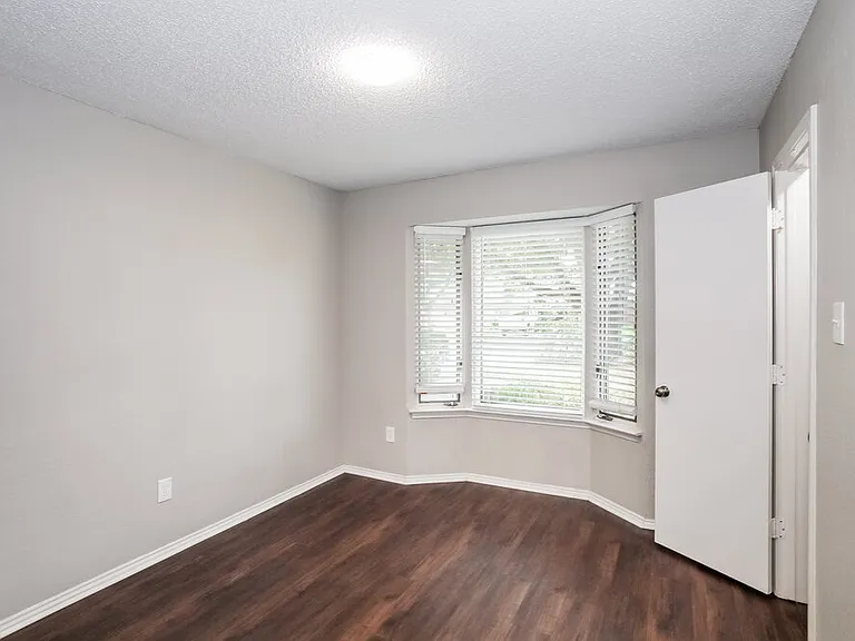 2614 Berkshire Ln — Photo 12
