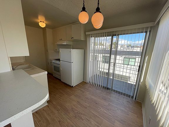 3rd image of 1426 S Barrington Ave #9