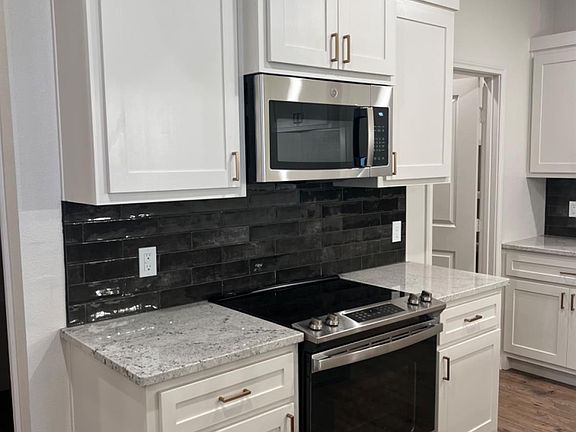 3rd image of 10912 Aberdeen Ave